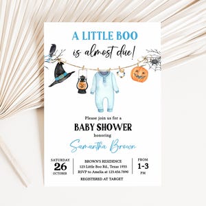 Może przedstawiać: Zaproszenie na baby shower w stylu Halloween z napisem "A Little Boo is almost due!" w kolorze niebieskim. Zaproszenie zawiera ilustracje kapelusza czarownicy, dyni i ubranek dla dziecka. Zaproszenie jest dla Samanthy Brown.