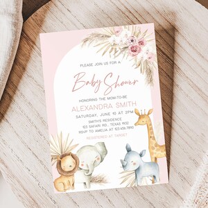 Peut inclure: Une invitation de f&ecirc;te pr&eacute;natale rose et blanche avec une illustration aquarelle d'une girafe, d'un rhinoc&eacute;ros, d'un lion et d'un &eacute;l&eacute;phant. Le texte indique "Veuillez vous joindre &agrave; nous pour une f&ecirc;te pr&eacute;natale en l'honneur de la future maman Alexandra Smith, samedi 10 juin &agrave; 14h00, R&eacute;sidence Smith, 123 Safari Rd, Texas 1932, RSVP &agrave; Amelia au 123.456.7890, Enregistr&eacute; chez Target."