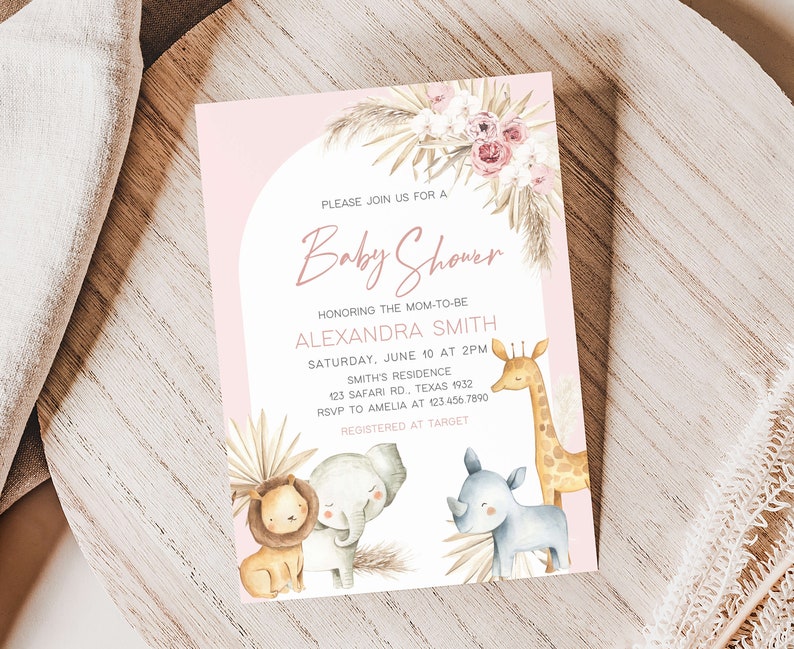 Peut inclure: Une invitation de f&ecirc;te pr&eacute;natale rose et blanche avec une illustration aquarelle d'une girafe, d'un rhinoc&eacute;ros, d'un lion et d'un &eacute;l&eacute;phant. Le texte indique "Veuillez vous joindre &agrave; nous pour une f&ecirc;te pr&eacute;natale en l'honneur de la future maman Alexandra Smith, samedi 10 juin &agrave; 14h00, R&eacute;sidence Smith, 123 Safari Rd, Texas 1932, RSVP &agrave; Amelia au 123.456.7890, Enregistr&eacute; chez Target."
