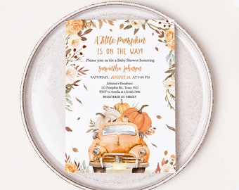 Op de afbeelding: Babyborrel uitnodiging met de tekst "A Little Pumpkin Is On The Way!" met een oranje vintage truck met pompoenen. De uitnodiging bevat details voor de babyborrel van Samantha Johnson, met bloemen- en bladaccenten.