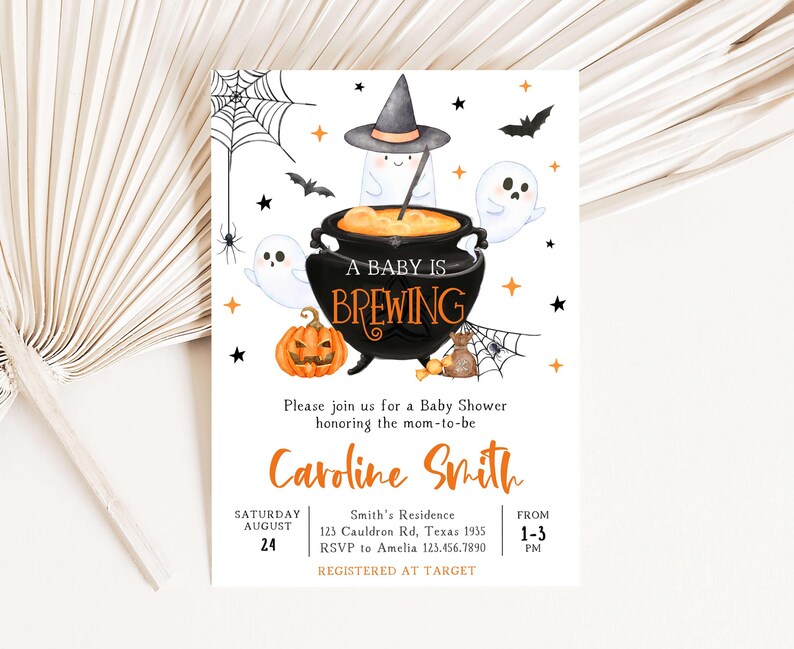 K&ouml;nnte beinhalten: Halloween-Babyparty-Einladung mit einem schwarzen Kessel, Geistern, Flederm&auml;usen und einem K&uuml;rbis. Der Text "A BABY IS BREWING" steht &uuml;ber dem Kessel. Die Einladung enth&auml;lt Datum, Uhrzeit und Ort.