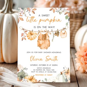 Op de afbeelding: Een uitnodiging voor een babyshower met een aquarelontwerp. De uitnodiging bevat de tekst "A sweet little pumpkin is on the way!" en bevat de naam Olivia Smith, datum, tijd en locatie. Het ontwerp bevat pompoenen en babykleding.