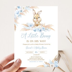 Invitación editable al baby shower del conejo niño, invitación al baby shower del conejo boho azul, plantilla de invitación al baby shower del conejito del niño de la hierba de las pampas 0611 imagen 1
