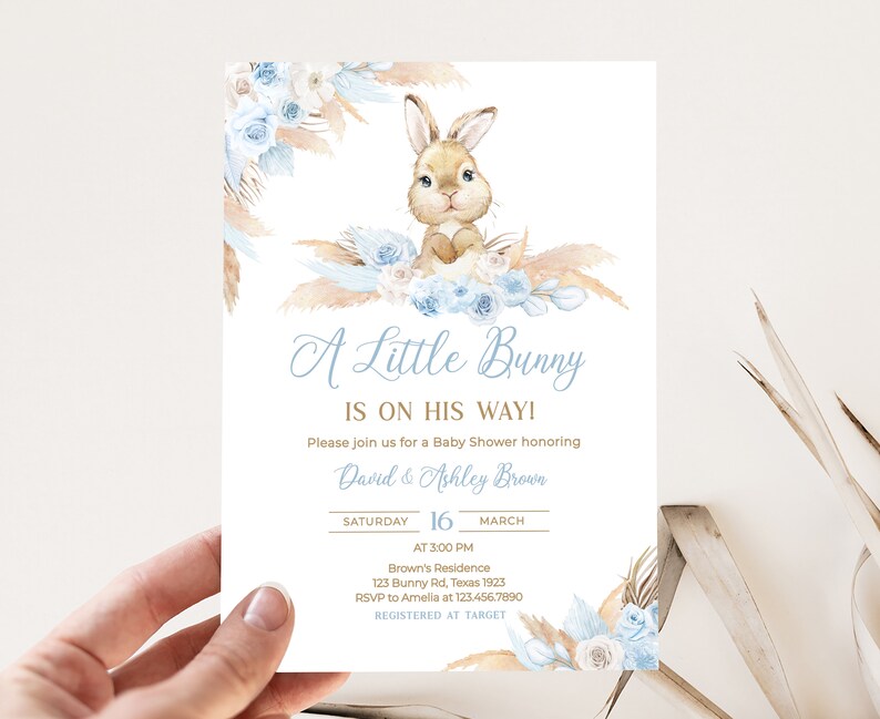 Invitación editable al baby shower del conejo niño, invitación al baby shower del conejo boho azul, plantilla de invitación al baby shower del conejito del niño de la hierba de las pampas 0611 imagen 1
