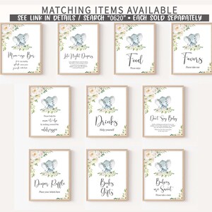 Pu&ograve; includere: Set di dieci cartelli stampabili per una festa di baby shower con un simpatico elefante grigio e fiori bianchi. I cartelli includono titoli come "M-Bar", "Late Night Dampers", "Food", "Favors", "Drinks", "Don't Say Baby", "Diaper Raffle", "Books & Gifts" e "Babies are Sweet".