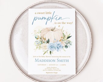 Könnte beinhalten: Babyparty-Einladung mit Aquarelldesign. Die Einladung zeigt einen hellbeige Kürbis, umgeben von blauen und weißen Blumen und Grün. Der Text enthält "a sweet little pumpkin is on the way!" und Eventdetails.