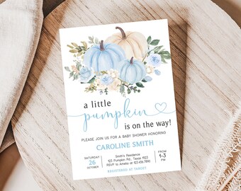 Könnte beinhalten: Babyparty-Einladung mit Aquarelldesign. Die Einladung zeigt drei Kürbisse in Hellblau und Creme, umgeben von floralen Akzenten. Der Text lautet "a little pumpkin is on the way!" und enthält Eventdetails.