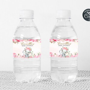 Puede incluir: Dos botellas de agua de pl&aacute;stico transparente con etiquetas rosas y doradas que dicen "Baby Shower de Samantha" con un dise&ntilde;o floral y un elefante de dibujos animados.