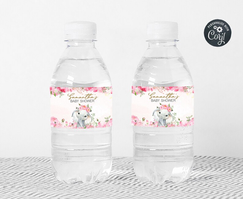 Puede incluir: Dos botellas de agua de pl&aacute;stico transparente con etiquetas rosas y doradas que dicen "Baby Shower de Samantha" con un dise&ntilde;o floral y un elefante de dibujos animados.