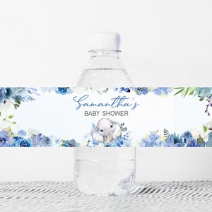 K&ouml;nnte beinhalten: Blaues und wei&szlig;es Blumen-Wasserflaschenetikett f&uuml;r eine Babyparty mit einer niedlichen Elefantenillustration und dem Text "Samantha's Baby Shower".