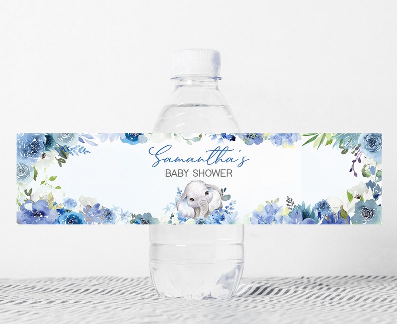 K&ouml;nnte beinhalten: Blaues und wei&szlig;es Blumen-Wasserflaschenetikett f&uuml;r eine Babyparty mit einer niedlichen Elefantenillustration und dem Text "Samantha's Baby Shower".