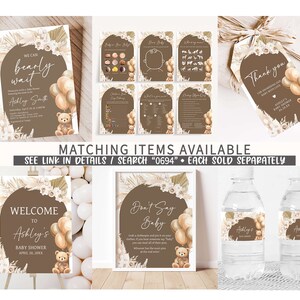 K&ouml;nnte beinhalten: Ein Set druckbarer Babyparty-Dekorationen in Braun und Beige mit einem Teddyb&auml;r-Motiv. Das Set beinhaltet ein Willkommens-Schild, ein "Sag nicht Baby"-Schild, ein Dankesch&ouml;n-Etikett, ein Wasserflaschen-Etikett und eine Babyparty-Einladung. Der Text auf der Einladung lautet "Wir k&ouml;nnen es kaum erwarten" und "Ashley Smith".