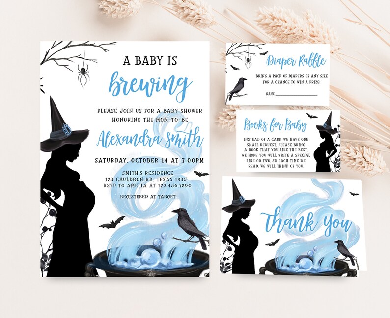 Op de afbeelding: Een uitnodigingsset voor een babyshower met een heksenthema. De hoofduitnodiging toont een silhouet van een zwangere heks, een borrelende ketel en de tekst "A Baby is Brewing". Extra kaarten zijn onder meer een luierloterij en een bedankkaart.