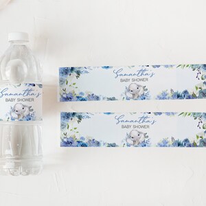 K&ouml;nnte beinhalten: Zwei blaue und wei&szlig;e Blumen-Wasserflaschenetiketten mit dem Text "Samantha's Baby Shower" und einer kleinen Elefantenillustration.
