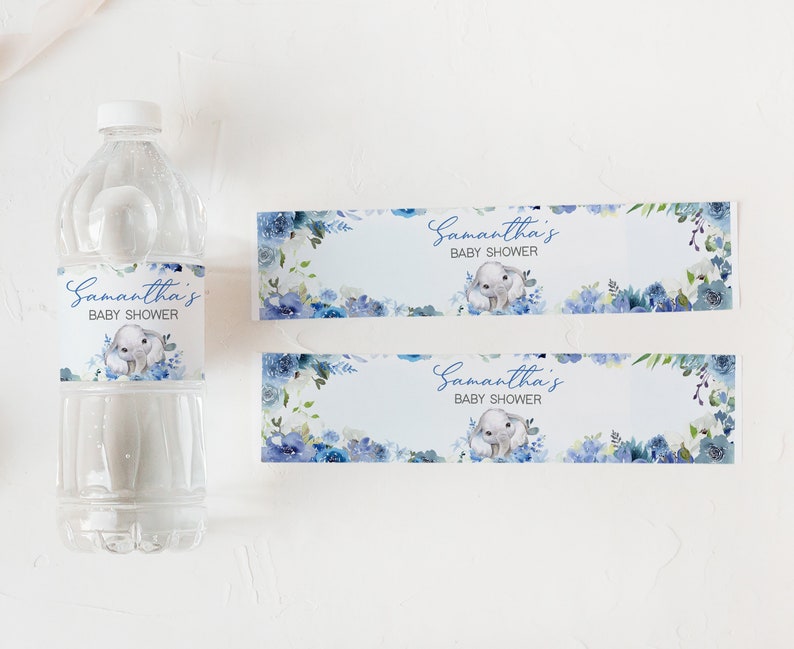 K&ouml;nnte beinhalten: Zwei blaue und wei&szlig;e Blumen-Wasserflaschenetiketten mit dem Text "Samantha's Baby Shower" und einer kleinen Elefantenillustration.