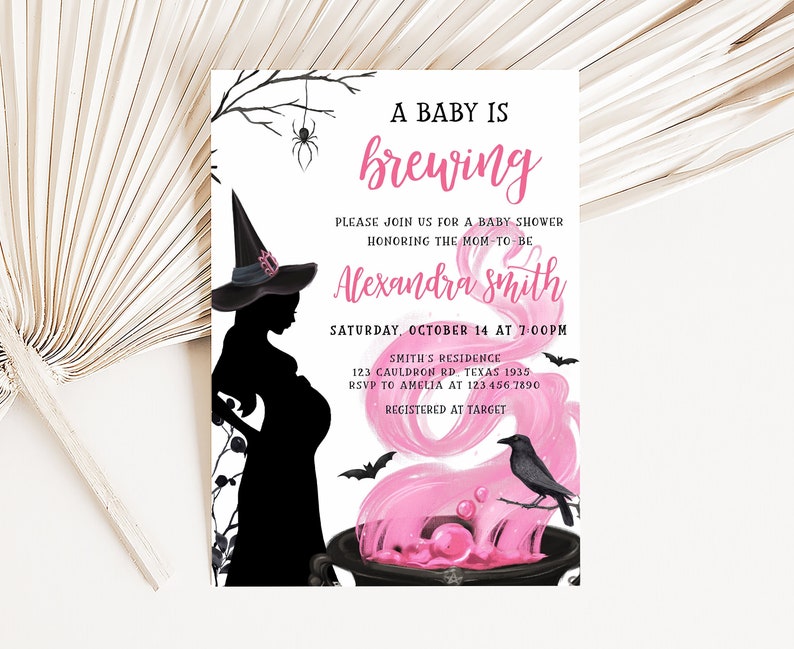 Puede incluir: Una invitaci&oacute;n a un baby shower con tem&aacute;tica de brujas. La invitaci&oacute;n presenta una silueta de una mujer embarazada con un sombrero de bruja, con el texto "A Baby is Brewing" en rosa. Tambi&eacute;n se representa un caldero con poci&oacute;n rosa y un cuervo.
