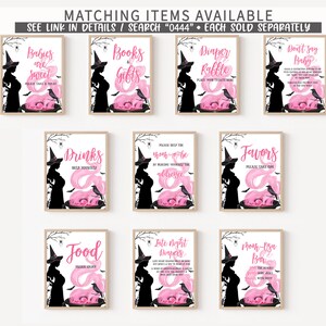 Pu&ograve; includere: Una collezione di cartelli incorniciati a tema Halloween. Ogni cartello presenta una silhouette nera di una donna incinta con un cappello da strega, un fantasma rosa e un corvo nero. Il testo sui cartelli include frasi come "Babies are Sweet" e "Diaper Raffle."