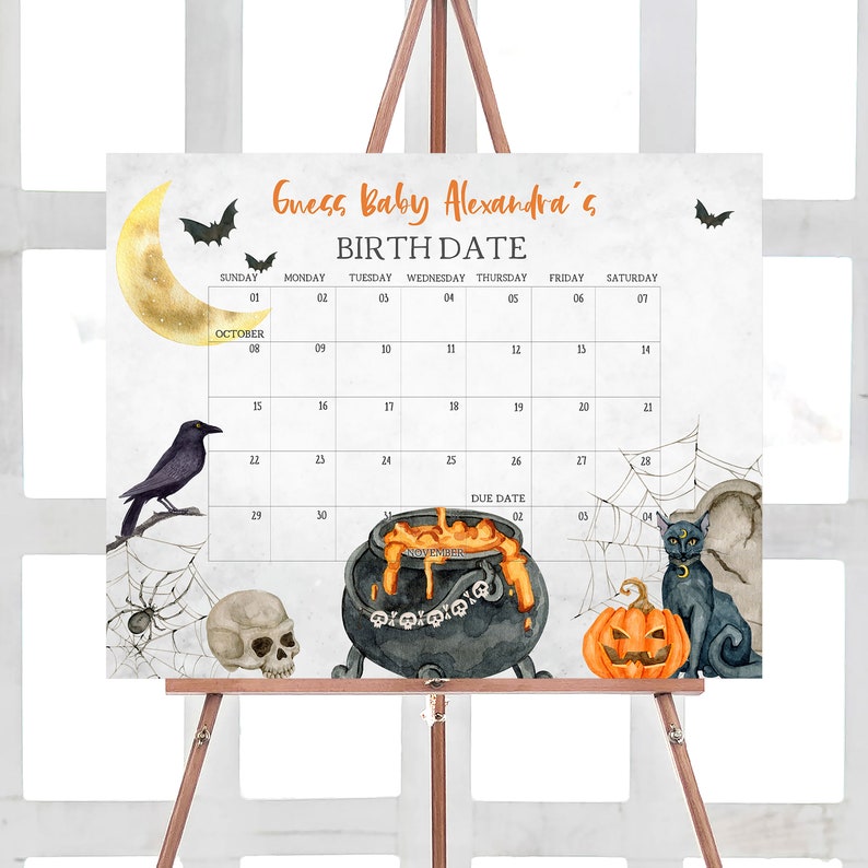 K&ouml;nnte beinhalten: Ein Halloween-Kalender auf einer Holzstaffelei. Der Kalender zeigt ein Aquarelldesign mit Flederm&auml;usen, einem Mond, einer Kr&auml;he, einem Spinnennetz, einem Totenkopf, einem Kessel, einem K&uuml;rbis und einer schwarzen Katze. Der Text enth&auml;lt "Guess Baby Alexandra's BIRTH DATE" und ein Kalenderraster.
