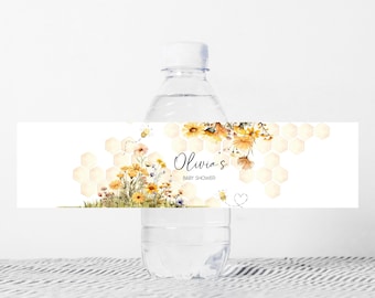 Bearbeitbar Ein kleiner Honig ist unterwegs, Babyparty-Flaschenetikett, süß wie Bienen-Babyparty-Wasseretikett, Wildblumen-Honigbienendusche, 01024