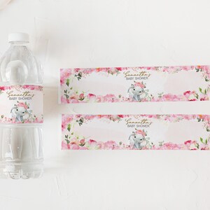 Puede incluir: Dos etiquetas de botella de agua para una baby shower con flores rosas y blancas, un elefante gris y el texto "Baby Shower de Samantha".