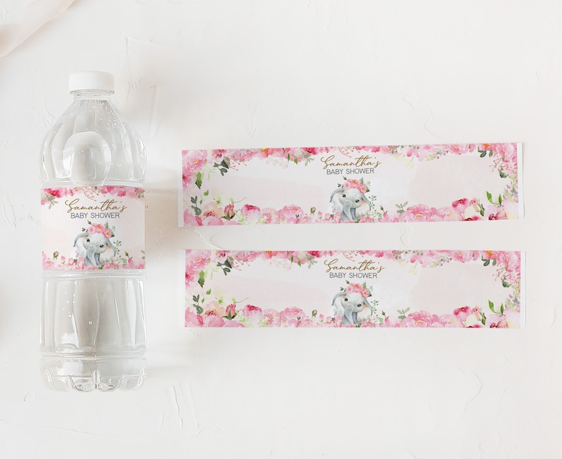 Puede incluir: Dos etiquetas de botella de agua para una baby shower con flores rosas y blancas, un elefante gris y el texto "Baby Shower de Samantha".