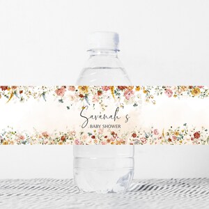 Pu&ograve; includere: Etichetta per bottiglia d'acqua con un design floreale e il testo "Savannah's Baby Shower".