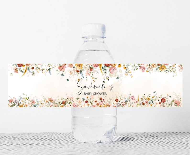 Pu&ograve; includere: Etichetta per bottiglia d'acqua con un design floreale e il testo "Savannah's Baby Shower".