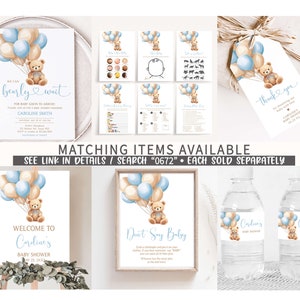 K&ouml;nnte beinhalten: Ein Set an Babyparty-Dekorationen mit einem Teddyb&auml;ren, der blaue und beigefarbene Ballons h&auml;lt. Das Set beinhaltet ein Willkommens-Schild, ein Schild mit der Aufschrift "Don't Say Baby", Wasserflaschenetiketten und ein Dankesch&ouml;n-Etikett. Der Text auf den Schildern lautet "Willkommen zur Babyparty von Caroline" und "Don't Say Baby".