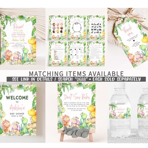 K&ouml;nnte beinhalten: Ein Set mit druckbaren Babyparty-Dekorationen mit Dinosaurier-Motiv. Das Set enth&auml;lt ein Willkommens-Schild, ein "Sag nicht Baby"-Schild, Wasserflaschenetiketten und ein Dankesch&ouml;n-Etikett. Die Dekorationen sind rosa, gr&uuml;n und gelb mit einem Aquarell-Dinosaurier-Design.