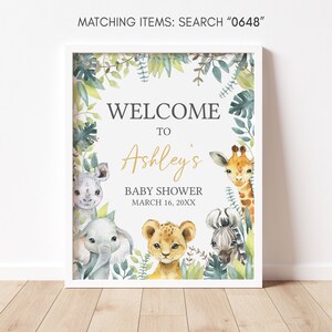 Puede incluir: Un cartel de bienvenida a la fiesta de bienvenida al beb&eacute; de Ashley con un tema de selva. El cartel presenta una jirafa, un le&oacute;n, una cebra, un elefante y un rinoceronte. El texto en el cartel dice "Bienvenido a la fiesta de bienvenida al beb&eacute; de Ashley 16 de marzo de 20XX".