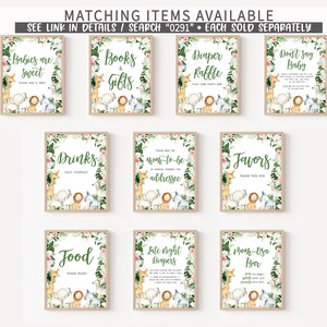 Op de afbeelding: Een set van tien printbare borden voor een babyshower met een jungle thema. De borden bevatten verschillende dieren, waaronder leeuwen, olifanten en giraffen, en hebben tekst die zegt "Baby's zijn zoet", "Boeken & Cadeaus", "Luierspel", "Zeg niet baby", "Drankjes", "Help de aanstaande mama", "Favorieten", "Eten", "Late-night luiers" en "Mama's bar".
