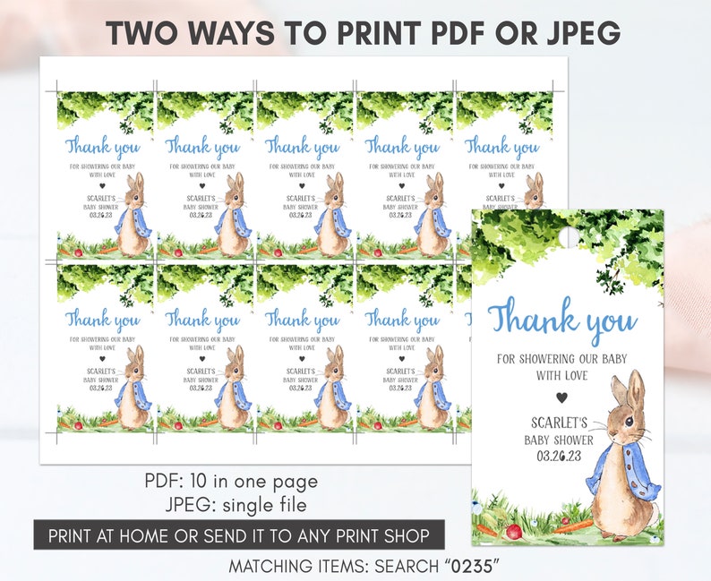 Puede incluir: Diez etiquetas de agradecimiento con una ilustraci&oacute;n de acuarela de Peter Rabbit con una chaqueta azul. Las etiquetas son para un baby shower y dicen "Gracias por consentir a nuestro beb&eacute; con amor". El texto tambi&eacute;n incluye el nombre del beb&eacute;, "Scarlet's Baby Shower", y la fecha, "03.26.23".