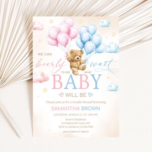 Puede incluir: Una invitación para revelar el género con un osito de peluche sosteniendo globos rosas y azules. El texto dice: "We can bearly wait to see what baby will be". También incluye el nombre de Samantha Brown, la fecha, la hora y el lugar.