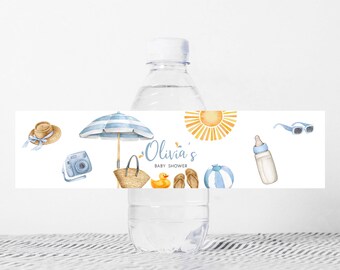 Puede incluir: Etiqueta de botella de agua con una sombrilla a rayas azul y blanca, un pato de goma amarillo, una cámara, un sol, gafas de sol, un biberón y chanclas. La etiqueta dice "Olivia's Baby Shower".