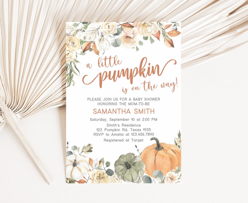 Puede incluir: Una invitaci&oacute;n a un baby shower con el texto "a little pumpkin is on the way!" en escritura color cobre. La invitaci&oacute;n presenta calabazas, flores y vegetaci&oacute;n en acuarela. Los detalles incluyen la fecha, la hora y el lugar.