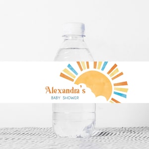 Etiqueta editable para biberón con el mensaje "Aquí viene el hijo"; etiqueta para agua para biberón con el mensaje "Boy Here Comes the Sun"; pegatinas para biberón con el mensaje "Niño, aquí viene el sol"; 01046