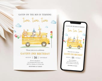 Könnte beinhalten: Eine Geburtstagseinladung mit einem gelben Schulbus-Design und Tierfiguren. Der Text lautet "Gavin on the bus is turning two, two, two." Enthält Datum, Uhrzeit und RSVP-Details. Ein Smartphone zeigt die gleiche Einladung.