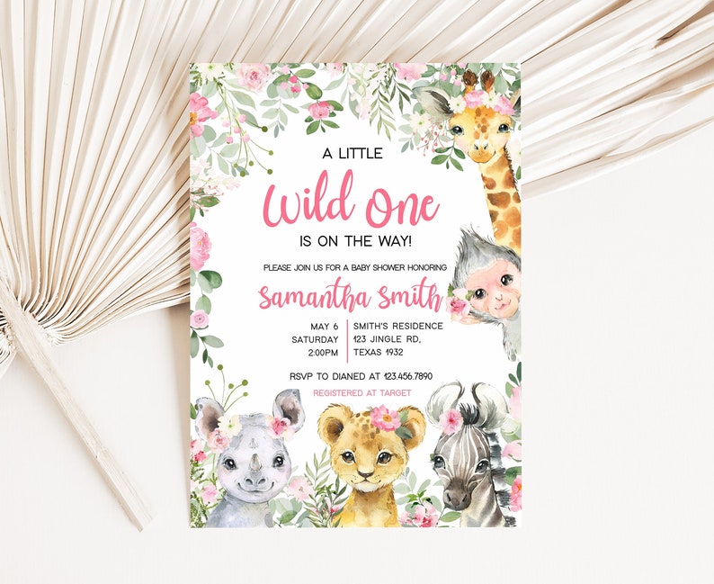 Puede incluir: Una invitaci&oacute;n de baby shower rosa y verde con el texto "A Little Wild One Is On The Way!" y un borde floral. La invitaci&oacute;n presenta una jirafa, un mono, un le&oacute;n, una cebra y un rinoceronte con coronas de flores.