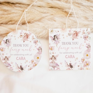 Może przedstawiać: Dwie różowe i białe karteczki z podziękowaniami w stylu baśniowym. Karteczki przedstawiają kwiatowy wzór z wróżkami i tekstem "Dziękujemy bardzo za świętowanie z nami!" z imieniem na dole.