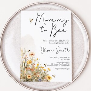 a plate with a card on it that says mommy to be
