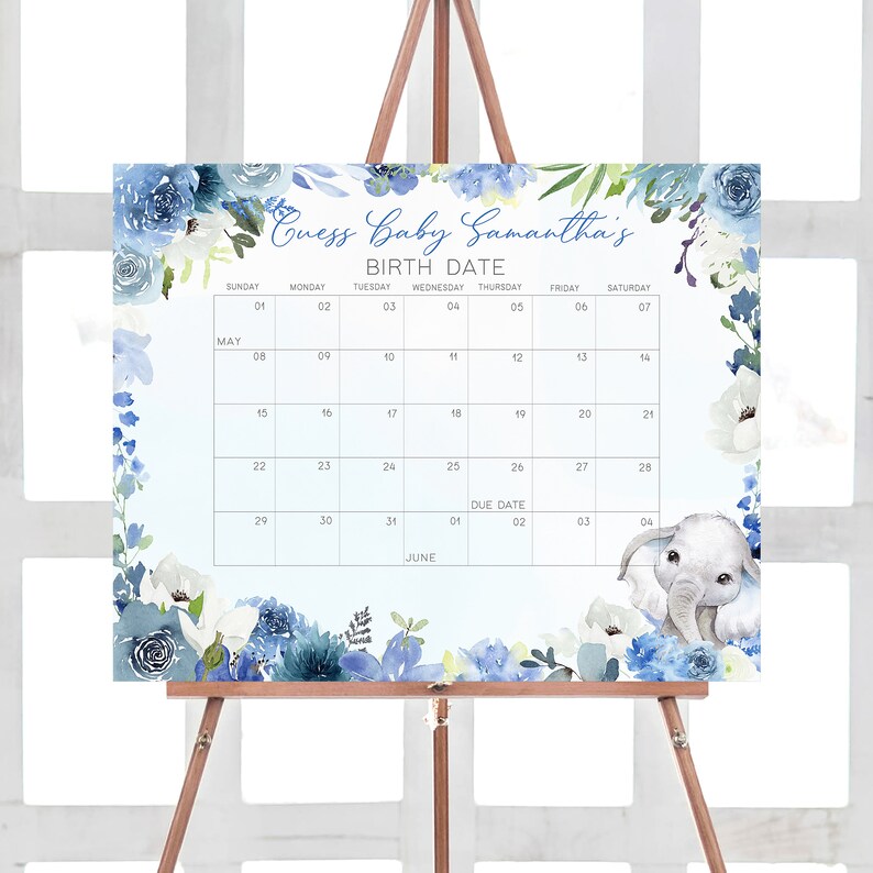 Op de afbeelding: Een blauw en wit babyborrelbord met een kalender waarop gasten de geboortedatum van de baby kunnen raden. Het bord heeft een bloemenontwerp met blauwe en witte bloemen en een illustratie van een babyolifant. De tekst op het bord luidt "Raad de geboortedatum van baby Samantha".