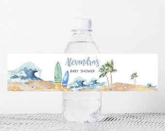Puede incluir: Etiqueta de botella de agua con temática de playa. La etiqueta presenta olas azules, palmeras y tablas de surf. El texto en la etiqueta dice "Baby Shower de Alexandra".