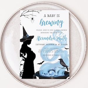 Puede incluir: Invitaci&oacute;n a un baby shower con tem&aacute;tica de Halloween. Presenta la silueta de una bruja embarazada, un caldero con humo azul, murci&eacute;lagos y el texto "A Baby is Brewing". La invitaci&oacute;n est&aacute; sobre un fondo blanco.