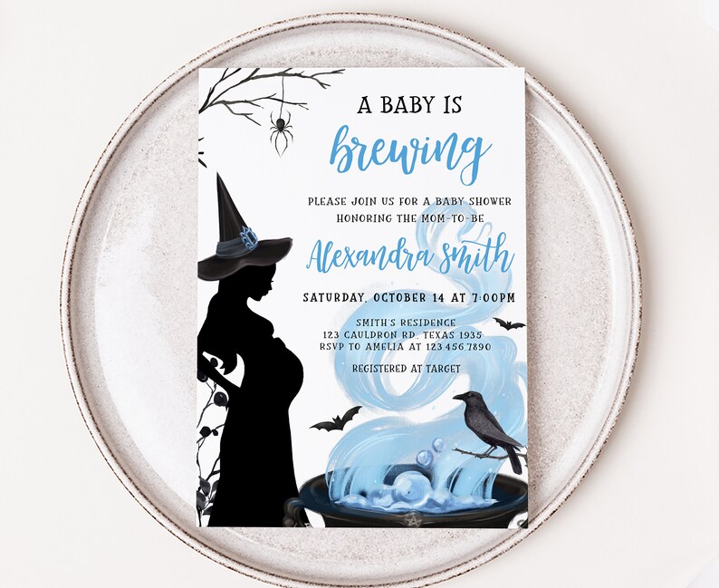 Puede incluir: Invitaci&oacute;n a un baby shower con tem&aacute;tica de Halloween. Presenta la silueta de una bruja embarazada, un caldero con humo azul, murci&eacute;lagos y el texto "A Baby is Brewing". La invitaci&oacute;n est&aacute; sobre un fondo blanco.