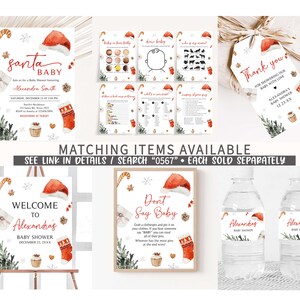 Op de afbeelding: Een verzameling kerst-thema baby shower decoraties. Inclusief uitnodigingen, spelkaarten, cadeaulabels, een welkomstbord en waterfleslabels. Ontwerpen met kerstmutsen, kousen, sneeuwvlokken en de tekst "Santa Baby".