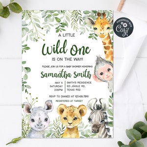 Puede incluir: Una invitaci&oacute;n a una fiesta de bienvenida al beb&eacute; con tem&aacute;tica de la selva. La invitaci&oacute;n presenta una jirafa, un mono, un le&oacute;n, una cebra y un rinoceronte. El texto de la invitaci&oacute;n dice "A Little Wild One is on the Way!" e incluye el nombre "Samantha Smith".