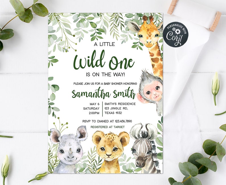 Puede incluir: Una invitaci&oacute;n a una fiesta de bienvenida al beb&eacute; con tem&aacute;tica de la selva. La invitaci&oacute;n presenta una jirafa, un mono, un le&oacute;n, una cebra y un rinoceronte. El texto de la invitaci&oacute;n dice "A Little Wild One is on the Way!" e incluye el nombre "Samantha Smith".