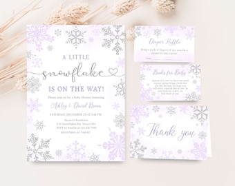 Könnte beinhalten: Babyparty-Einladungsset mit Schneeflocken-Design. Die Einladung lautet "A Little Snowflake Is On The Way!" in Schreibschrift. Enthält Karten für eine Windel-Tombola, Bücher für Babys und Dankeskarten. Mit lila und silbernen Schneeflocken.