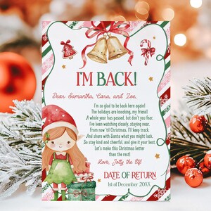 Puede incluir: Una tarjeta navideña con el texto "I'M BACK!" en rojo y verde. La tarjeta presenta una ilustración de una niña elfa, campanas y bastones de caramelo. El mensaje de la tarjeta es un saludo festivo.
