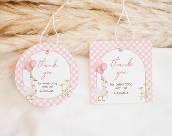 Könnte beinhalten: Rosa-weiße Gingham-Dankeschön-Etiketten mit einer weißen Gänse-Illustration, rosa Ballons und Blumen. Der Text lautet "Vielen Dank fürs Feiern mit uns!" und enthält den Namen "AUDRIANA".